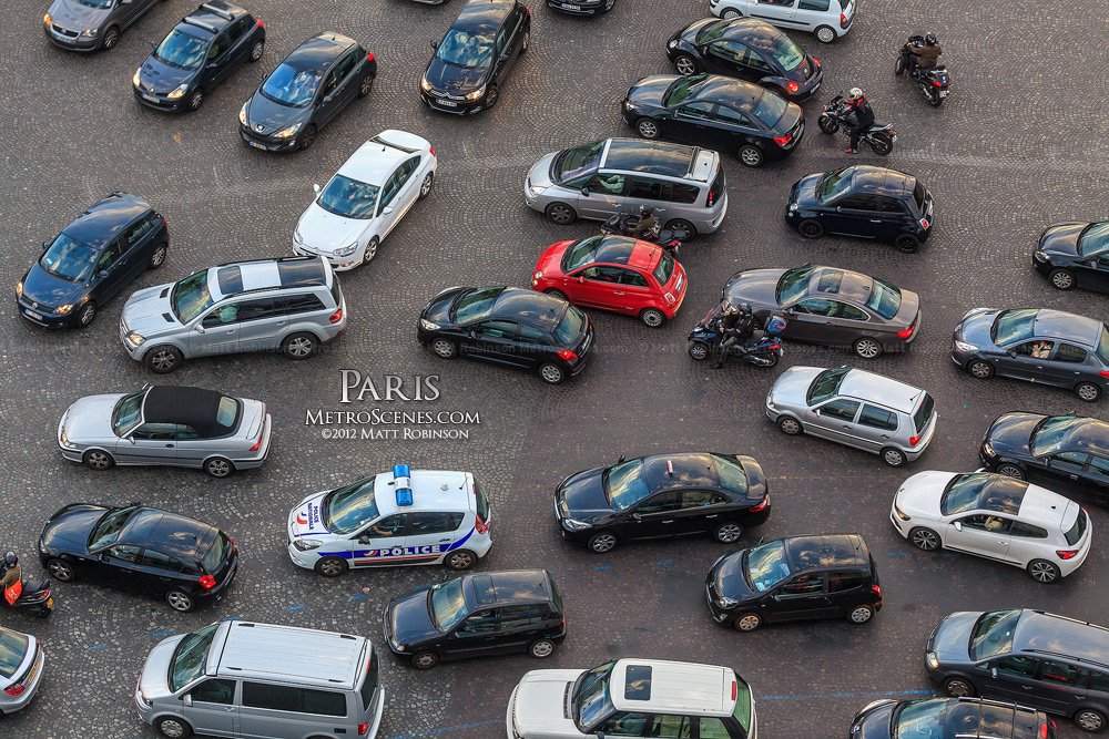 Traffic converges at the Place Charles de Gaulle