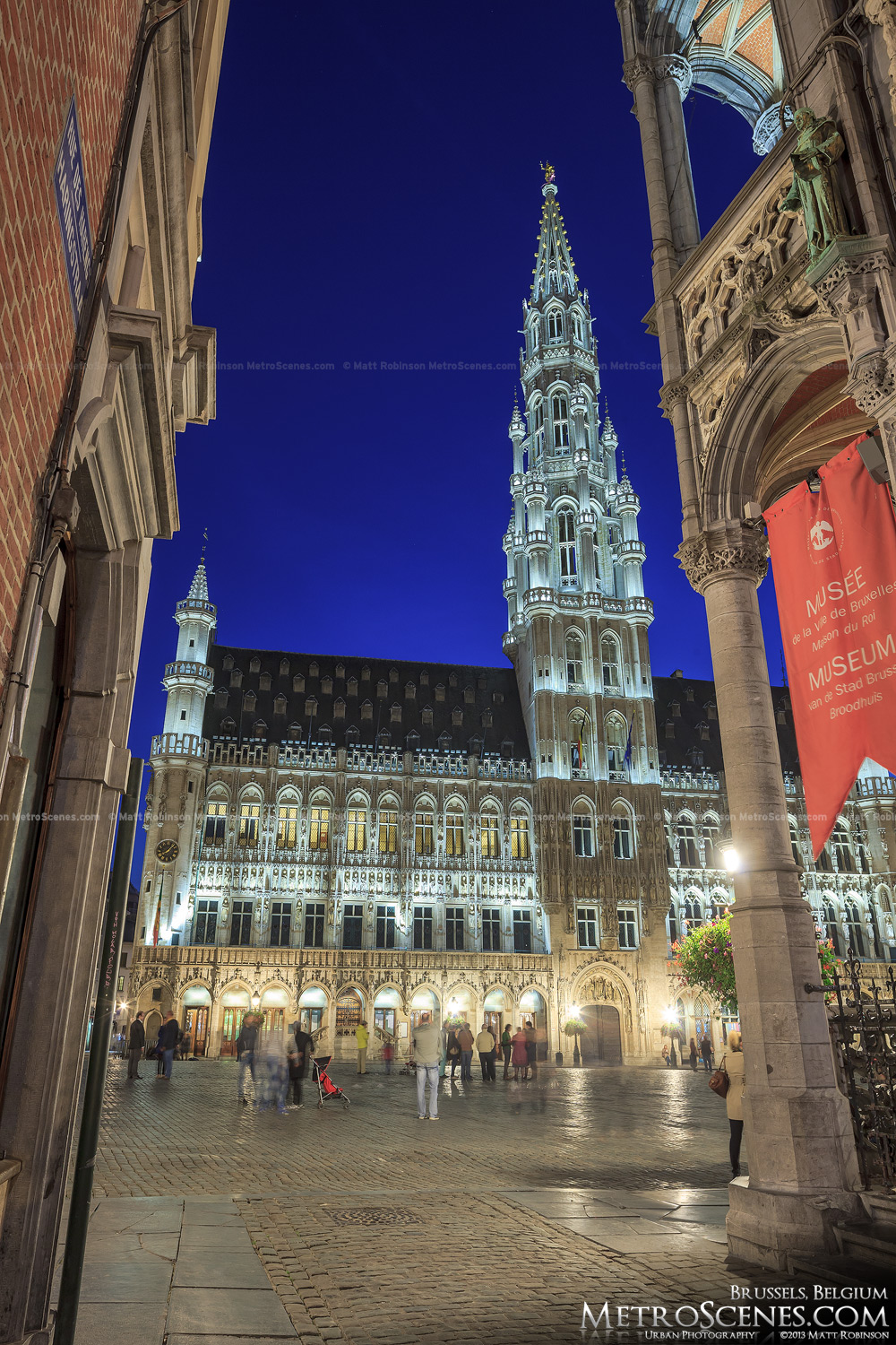Alley leading into Grote Markt, Brussels at night